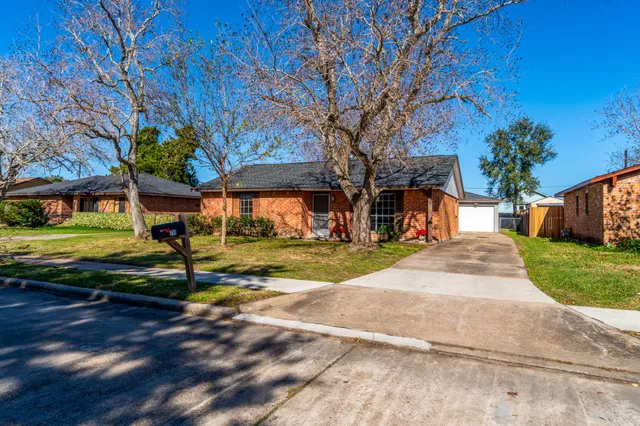 $195,000 | 213 Bastrop Street, Angleton, TX 77515