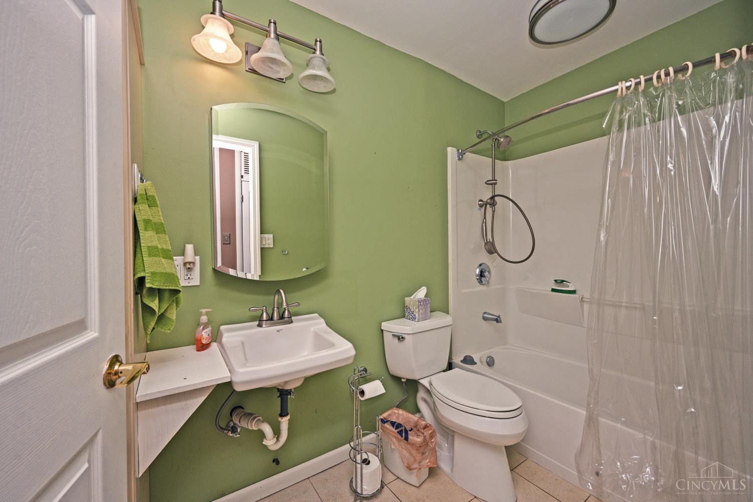 8265 Forest Road Cincinnati, OH 45255 - Photo 23 of 34