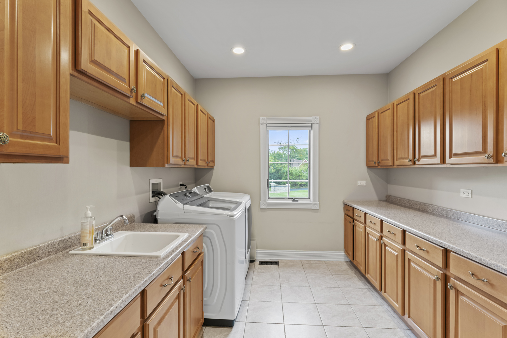 121 Florence Road Inverness, IL 60010 - Photo 18 of 54 a kitchen that has a sink and a stove in it