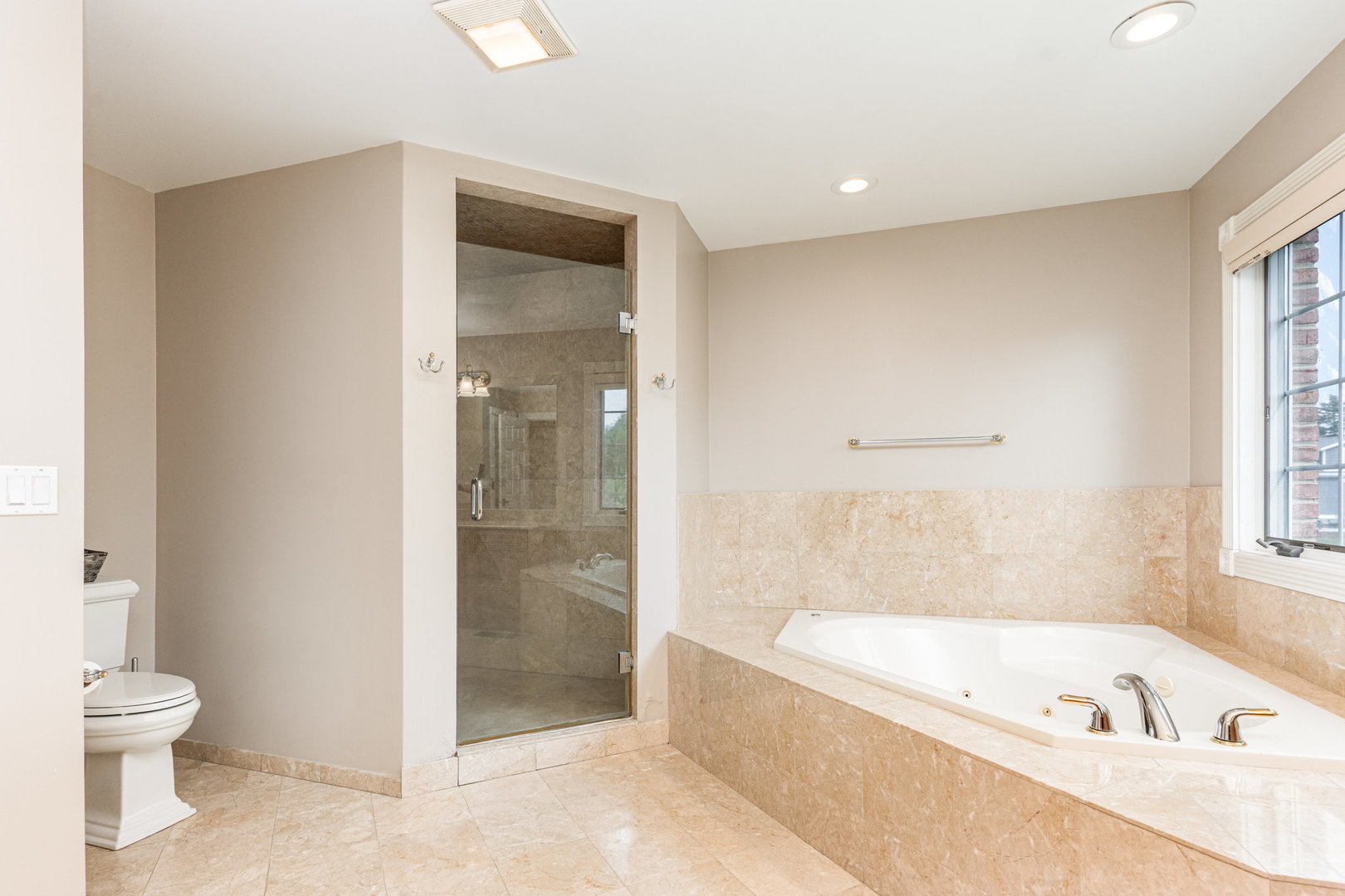 121 Florence Road Inverness, IL 60010 - Photo 34 of 54 a bathroom with a bathtub and a toilet