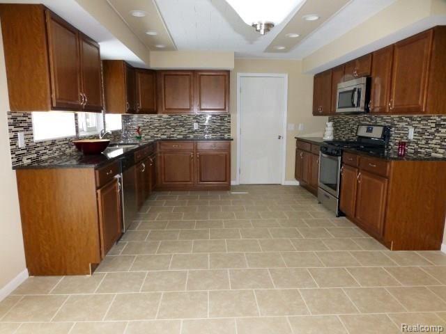 4240 Crocus Road Waterford, MI 48328 - Photo 2 of 19 GORGEOUS CUSTOM KITCHEN!