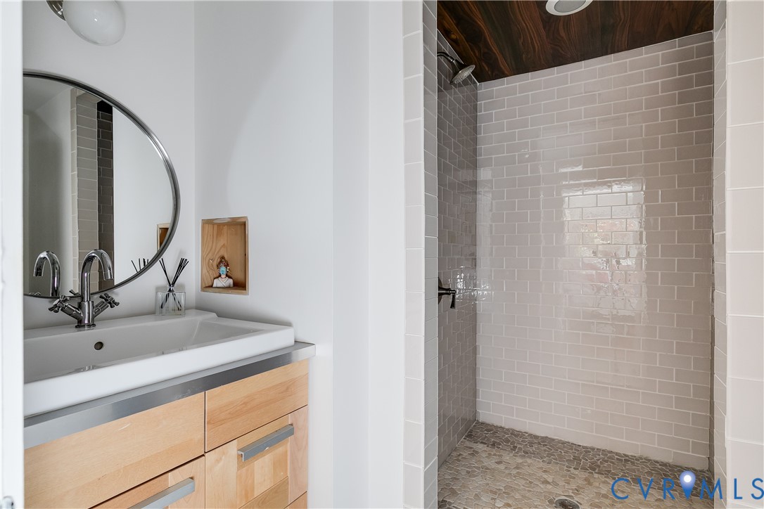 9712 Cherokee Road Richmond, VA 23235 - Photo 24 of 50 Ensuite bath #2