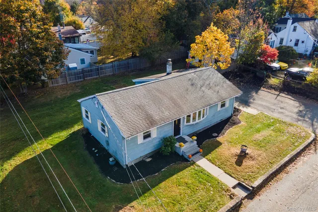 an aerial view of a house having yard