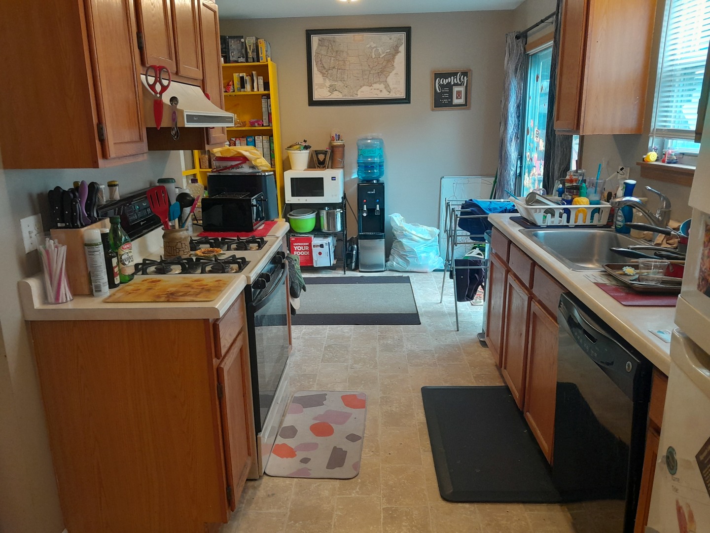821 Perry Drive Algonquin, IL 60102 - Photo 6 of 21 a kitchen with refrigerator and cabinets