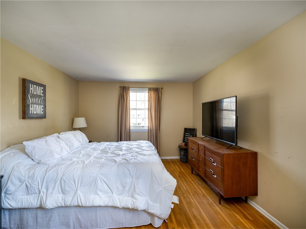 52 Lambeth Loop Perinton, NY 14450 - Photo 14 of 34 Huge master suite and full bath.