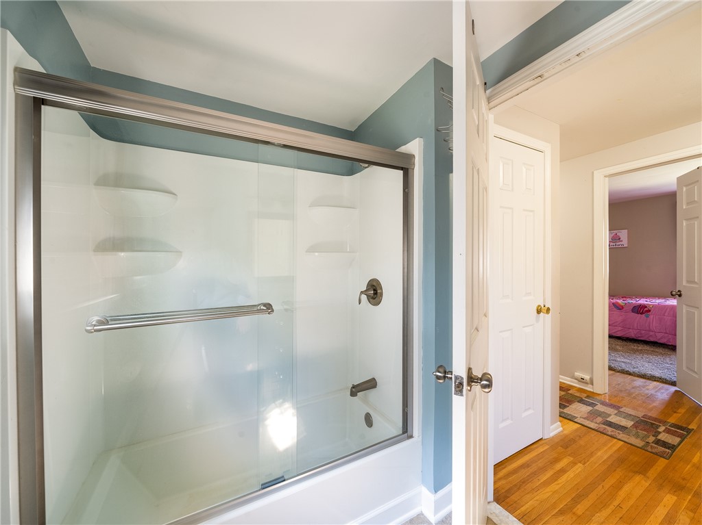 52 Lambeth Loop Perinton, NY 14450 - Photo 19 of 34 Main Bath new enclosed shower and glass doors. Lin