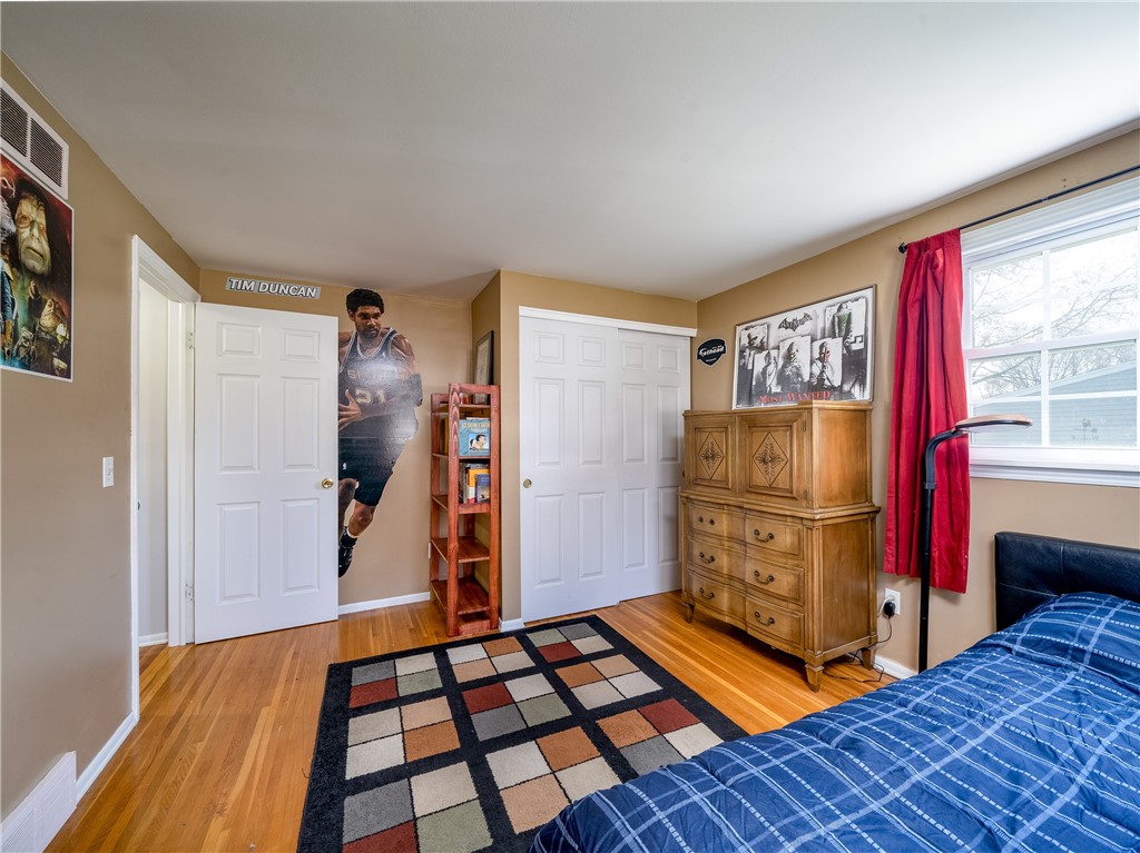 52 Lambeth Loop Perinton, NY 14450 - Photo 23 of 34 2nd largest bedroom with double door closet... ama