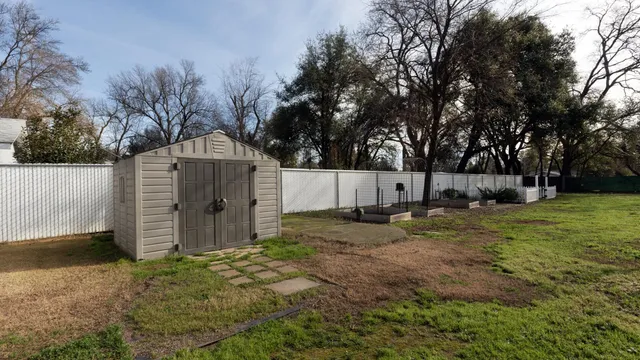 a view of a backyard