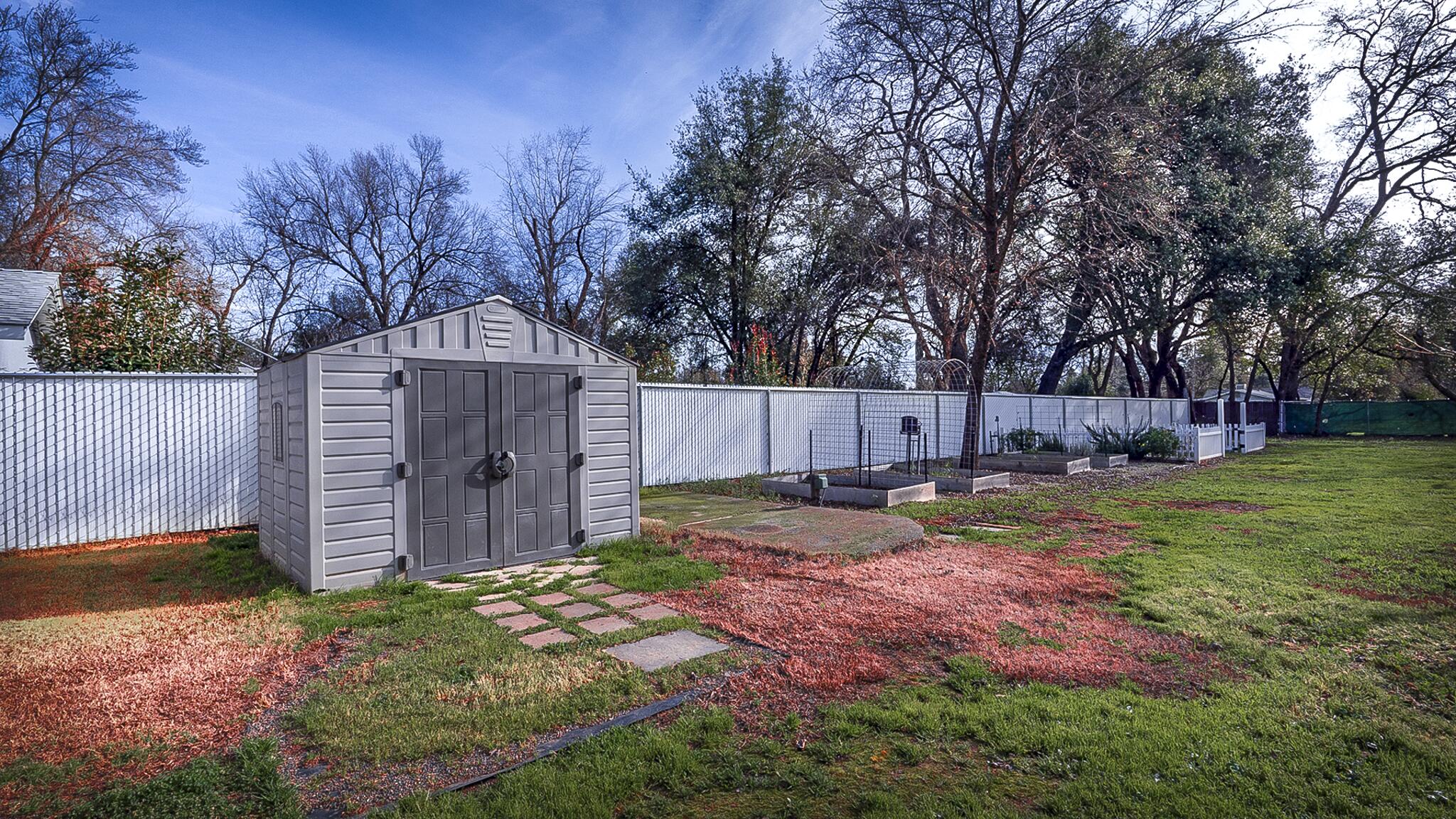 20577 Sunset Lane Redding, CA 96002 - Photo 27 of 29 a backyard of a house
