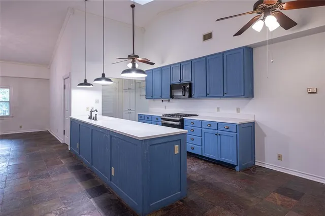 $349,000 | 525 31st Street Southeast, Paris, TX 75460