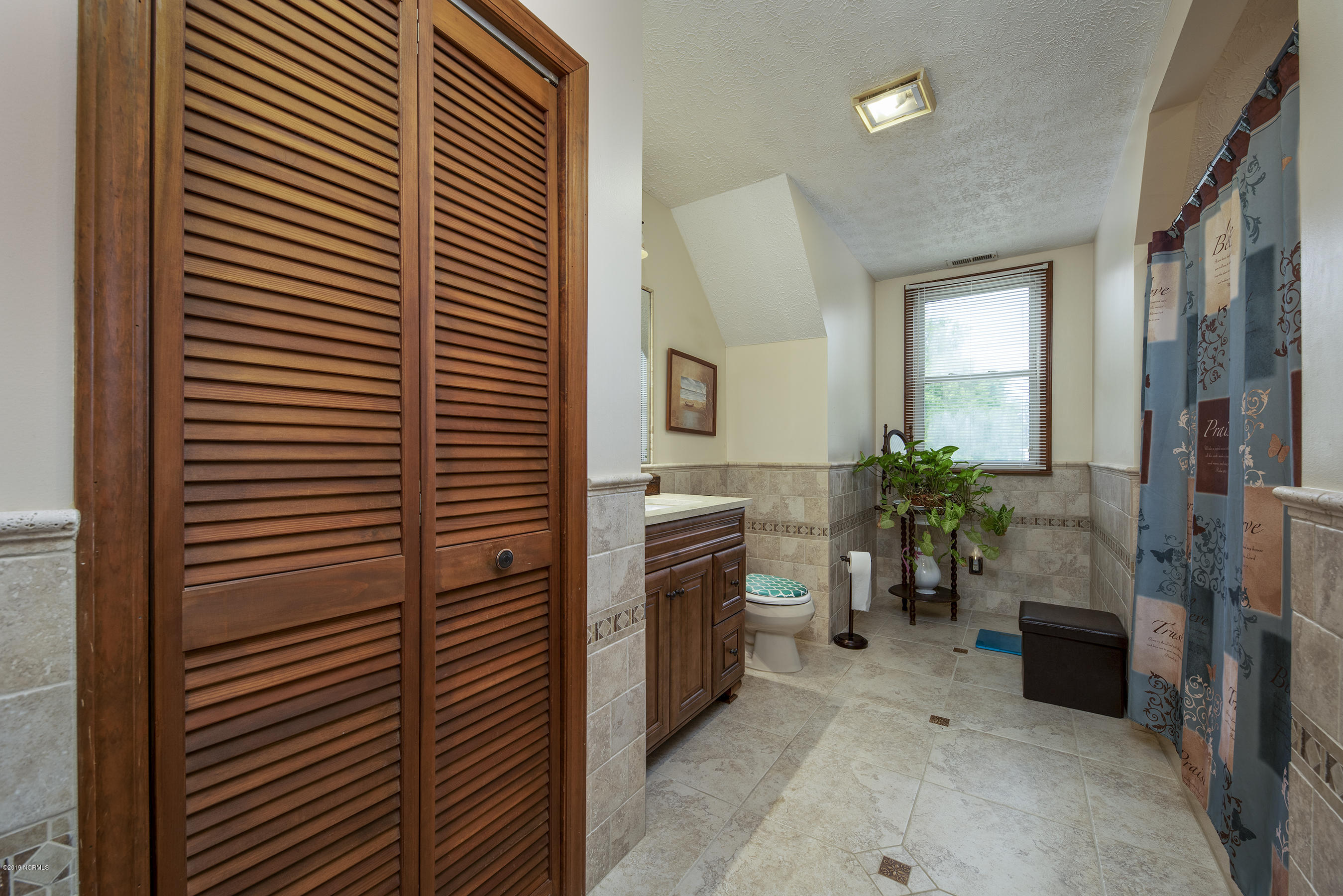 170 Great Neck Road Havelock, NC 28532 - Photo 23 of 39 Great Sized Guest Bathroom w/ Storage