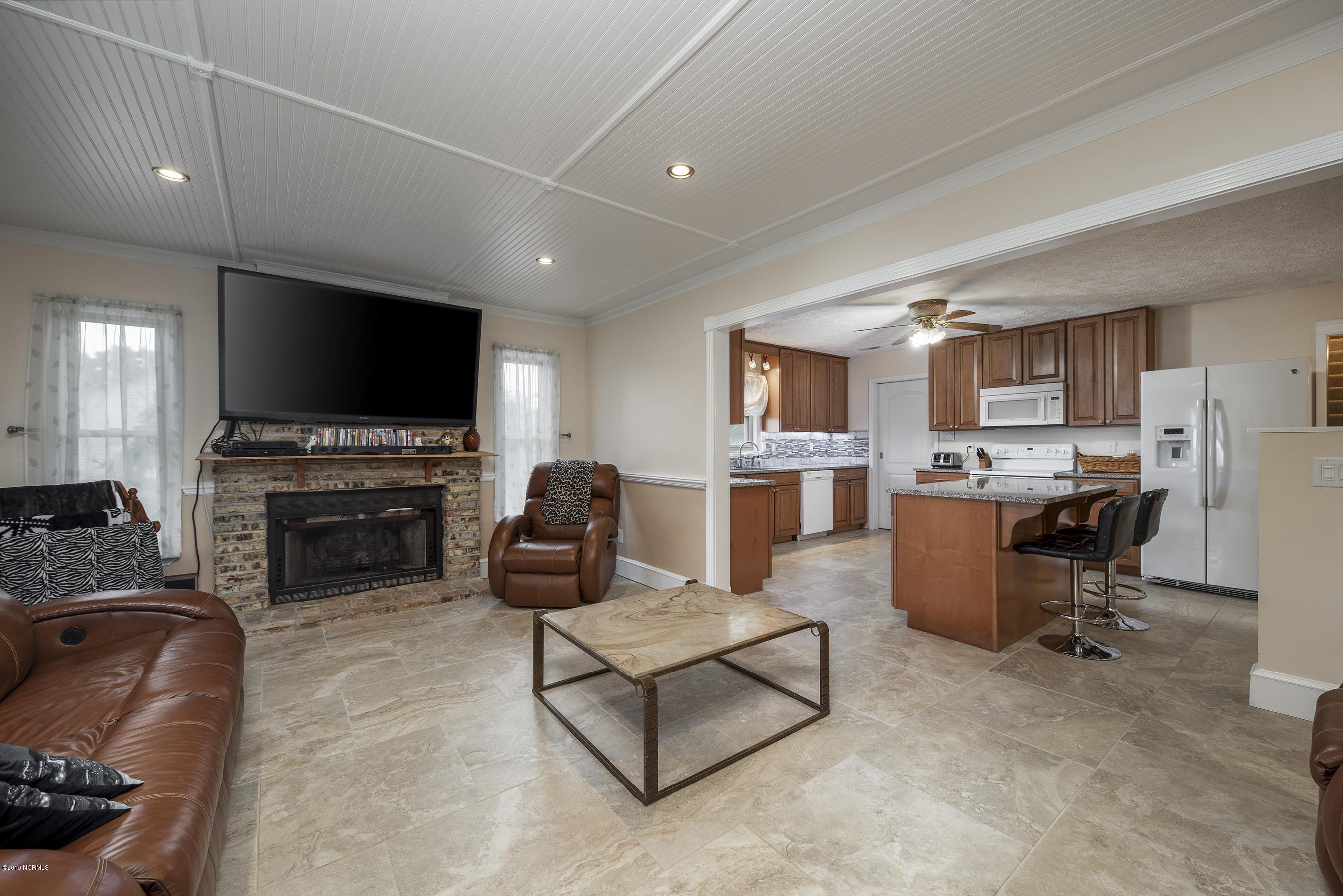 Tons of Room for Entertaing & Relaxing
