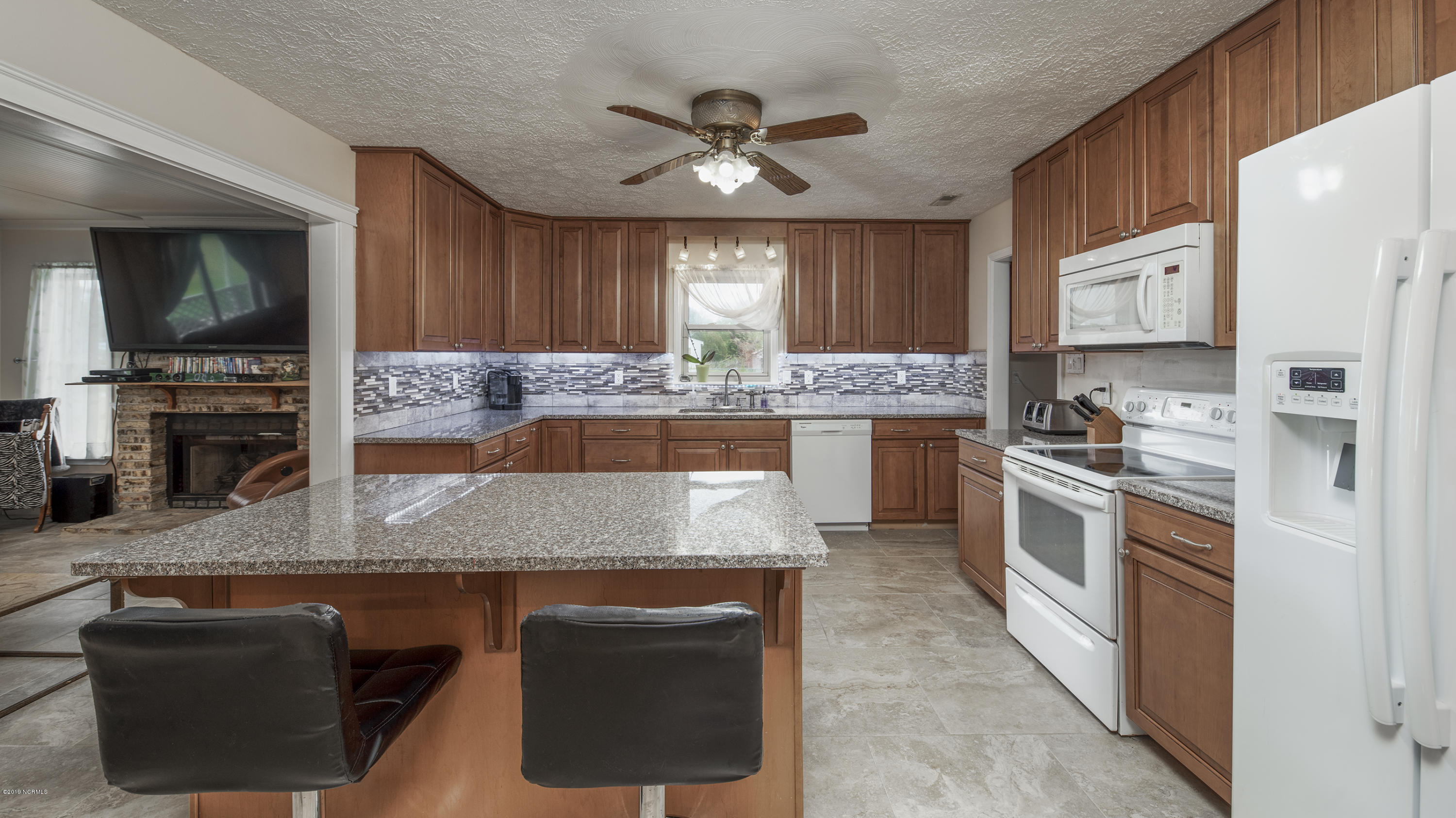 Spacious Kitchen w/ Granite Counter Tops