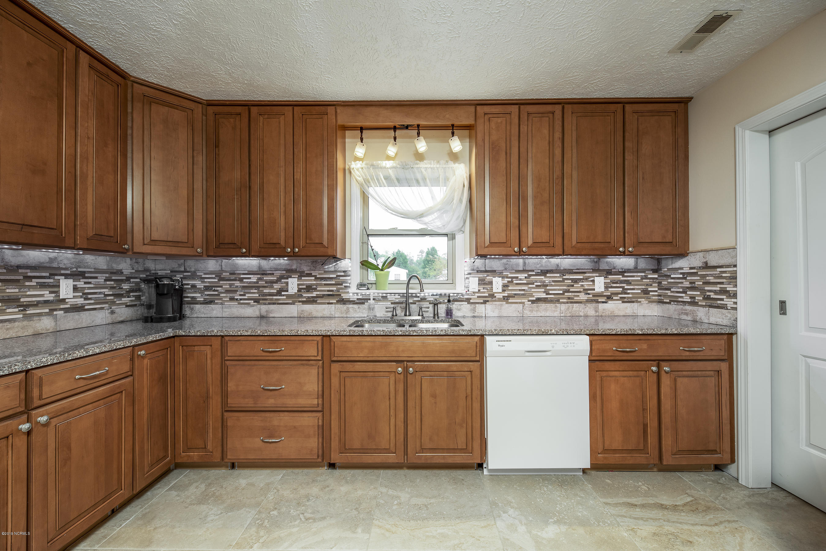 170 Great Neck Road Havelock, NC 28532 - Photo 9 of 39 Beautiful Backsplash Tile
