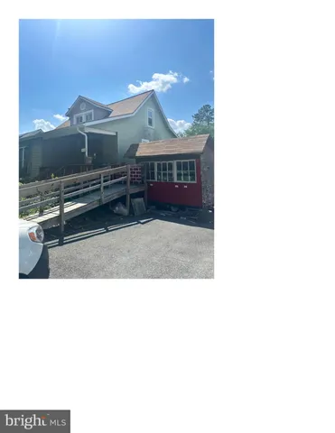 a view of a yard with a house