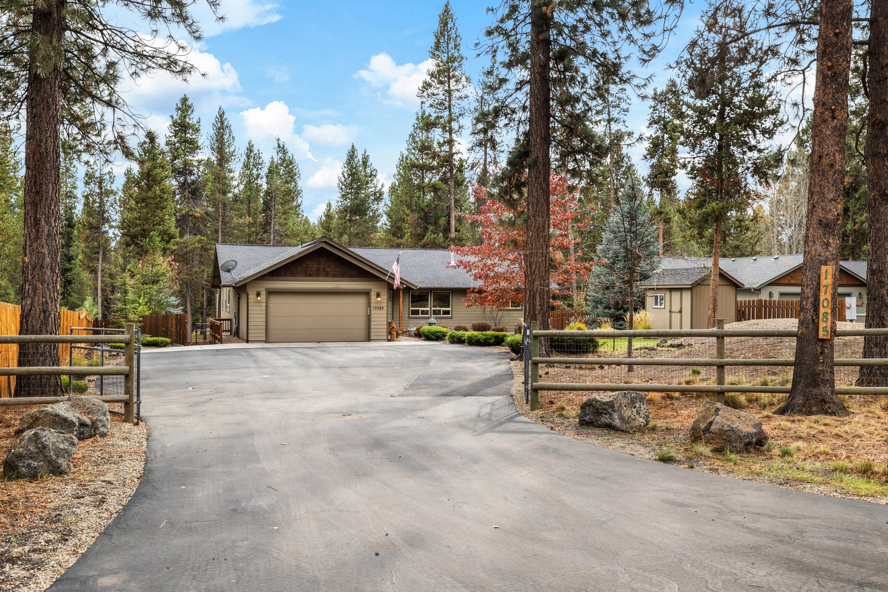 17085 Oxnard Road Bend, OR 97707 - Photo 2 of 25 Front Driveway