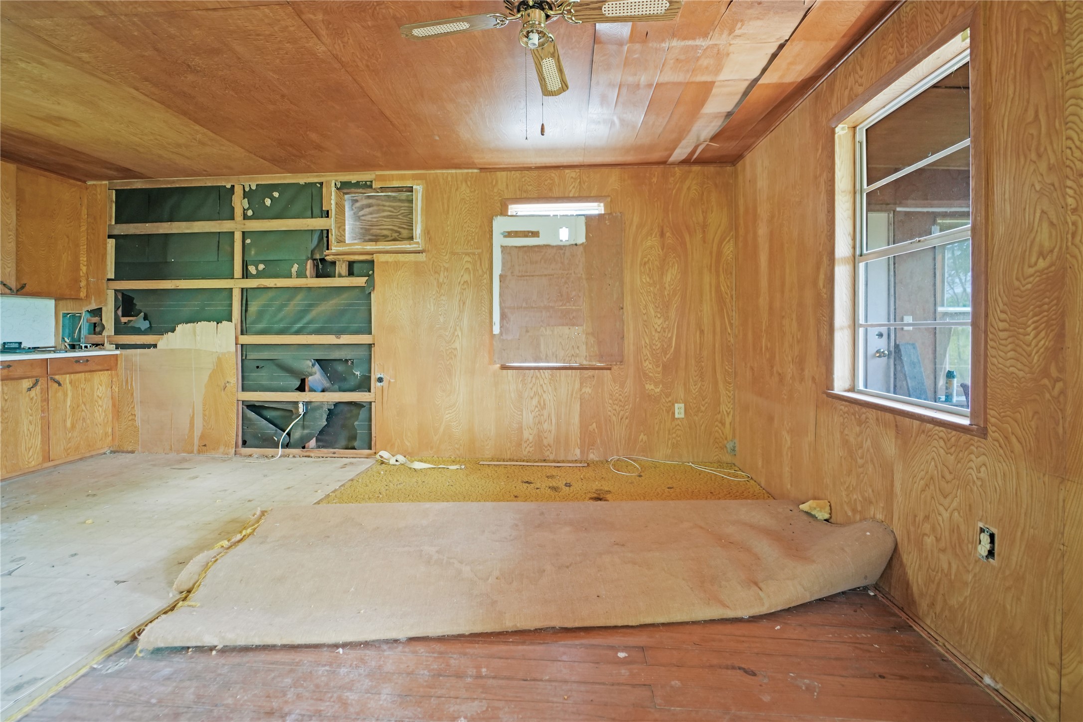 691 County Road 1333 Liberty, TX 77575 - Photo 17 of 24 a bathroom with a tub