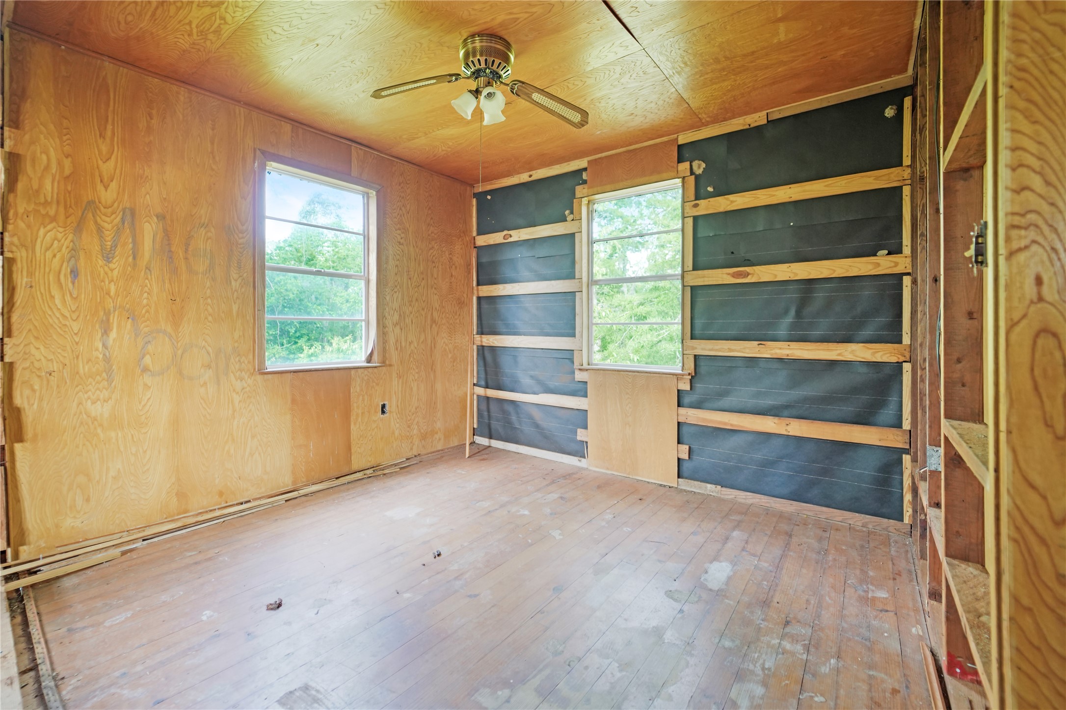 691 County Road 1333 Liberty, TX 77575 - Photo 20 of 24 a view of room and window