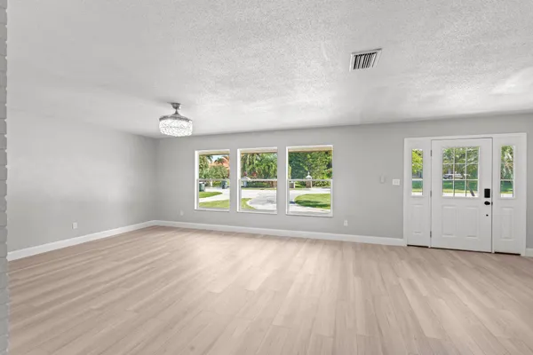 $549,900 | 534 East Del Monte Avenue, Clewiston, FL 33440