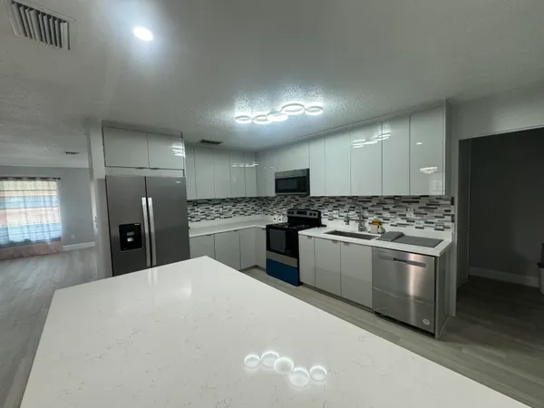 $549,900 | 534 East Del Monte Avenue, Clewiston, FL 33440