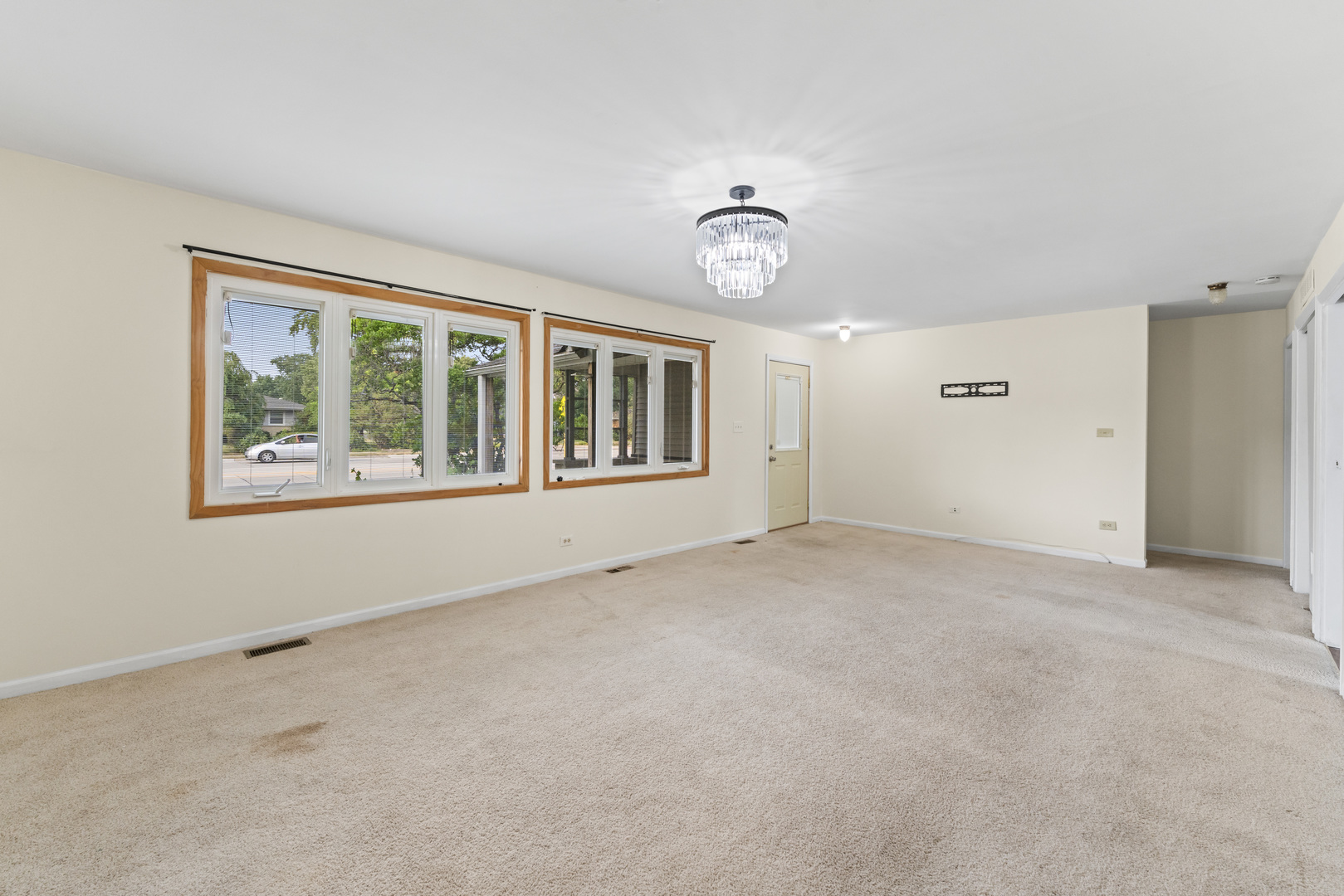 109 Landmeier Road Elk Grove Village, IL 60007 - Photo 5 of 22 Gallery Image 5