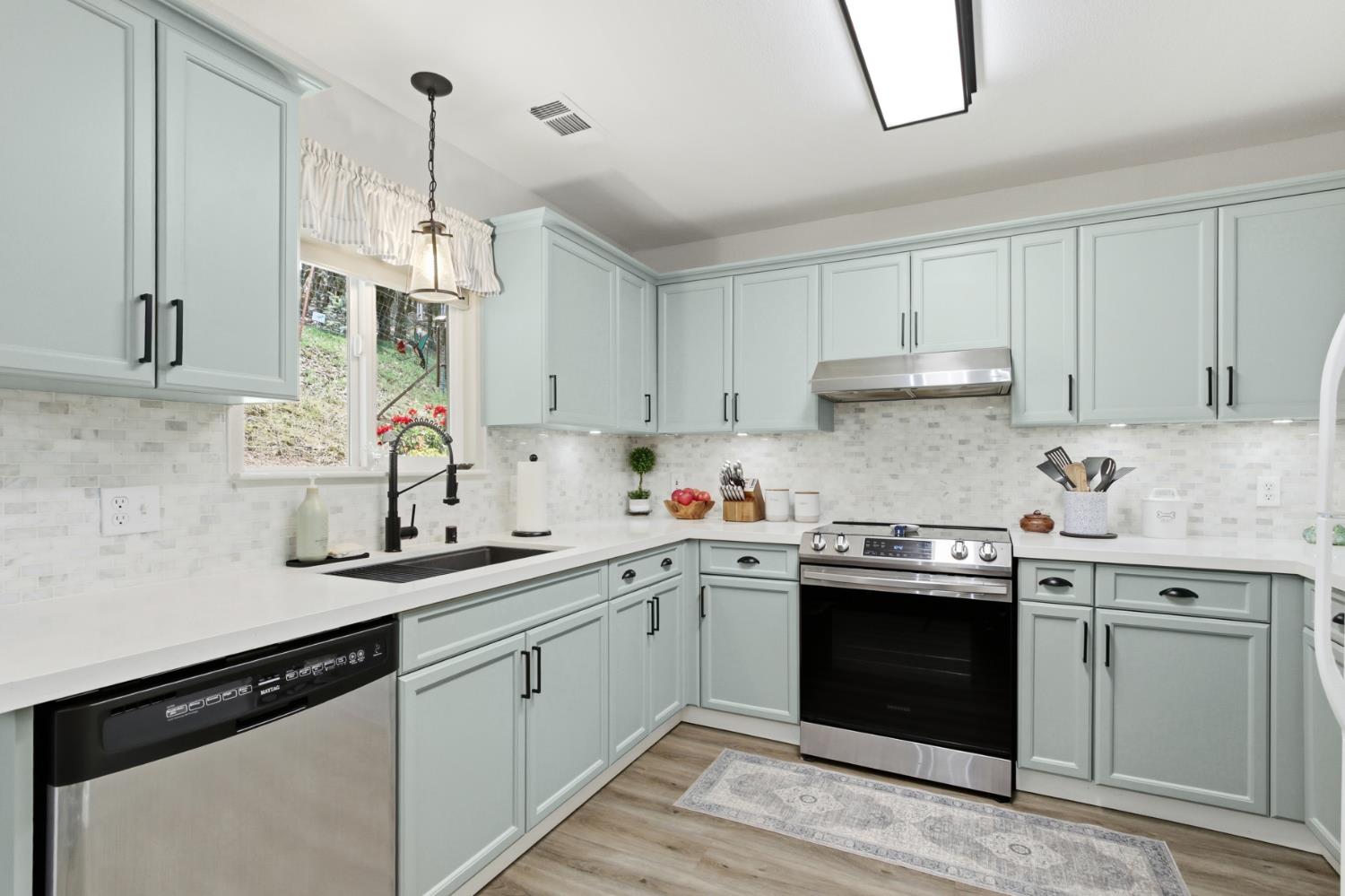 Welcome to 1336 Oak Ridge, updated and well-maintained!