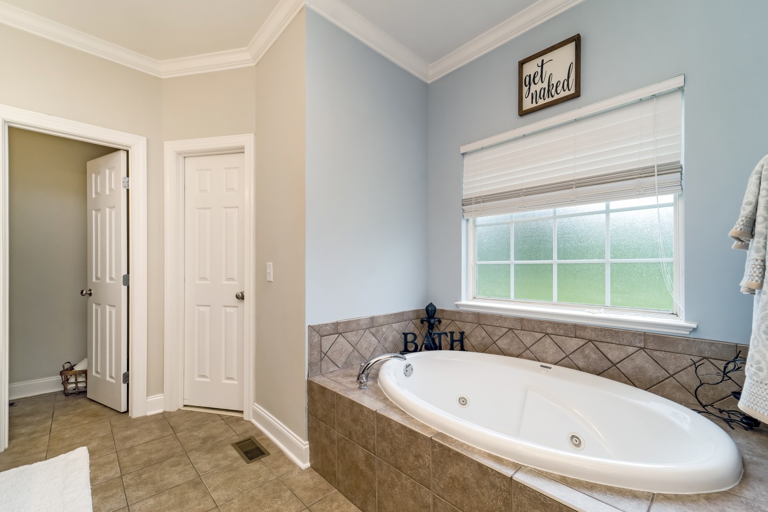 194 Greenvale Road Milton, TN 37118 - Photo 20 of 36 a bathroom with a bathtub and a window
