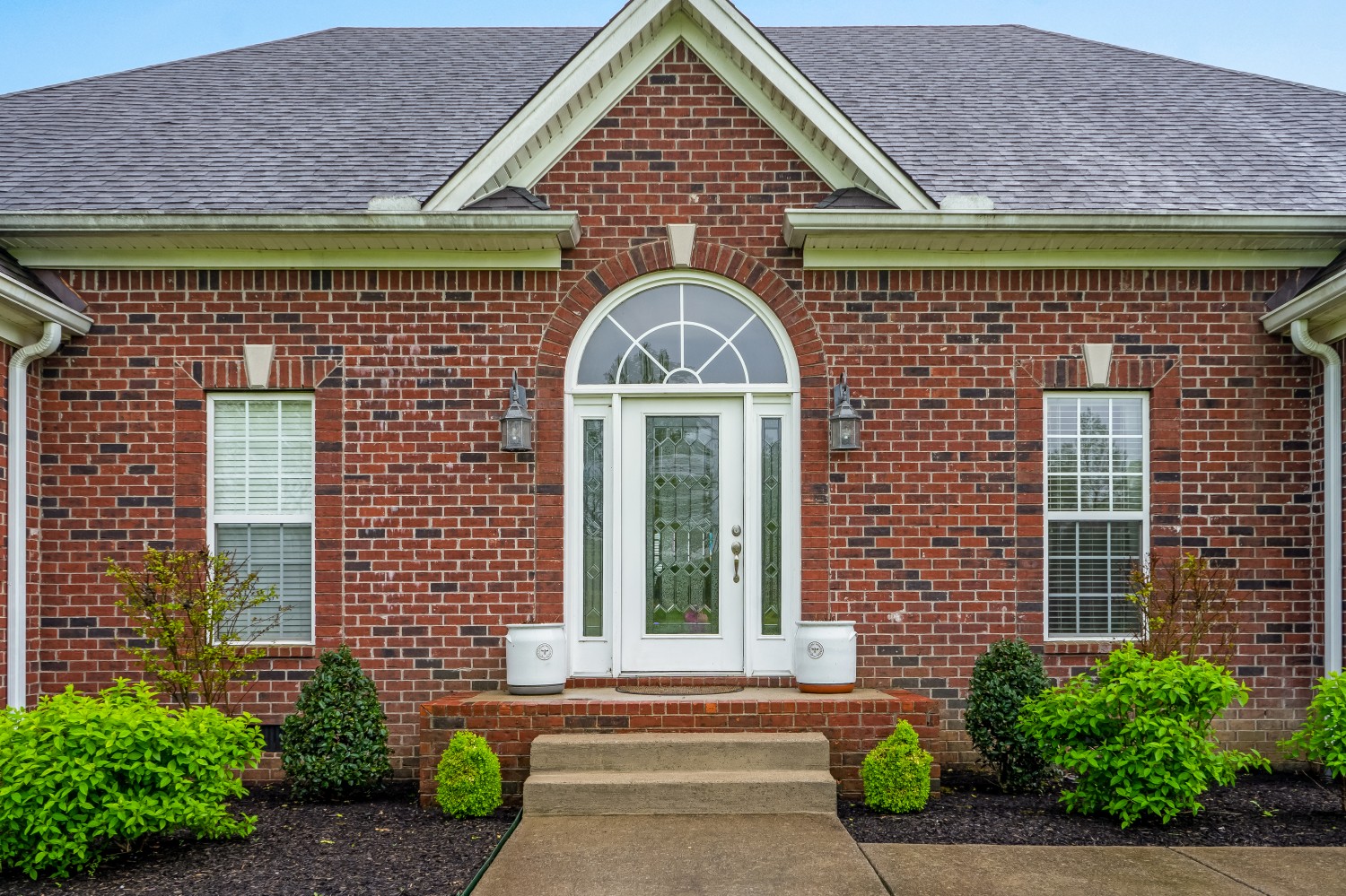 194 Greenvale Road Milton, TN 37118 - Photo 4 of 36 a front view of a house with garden