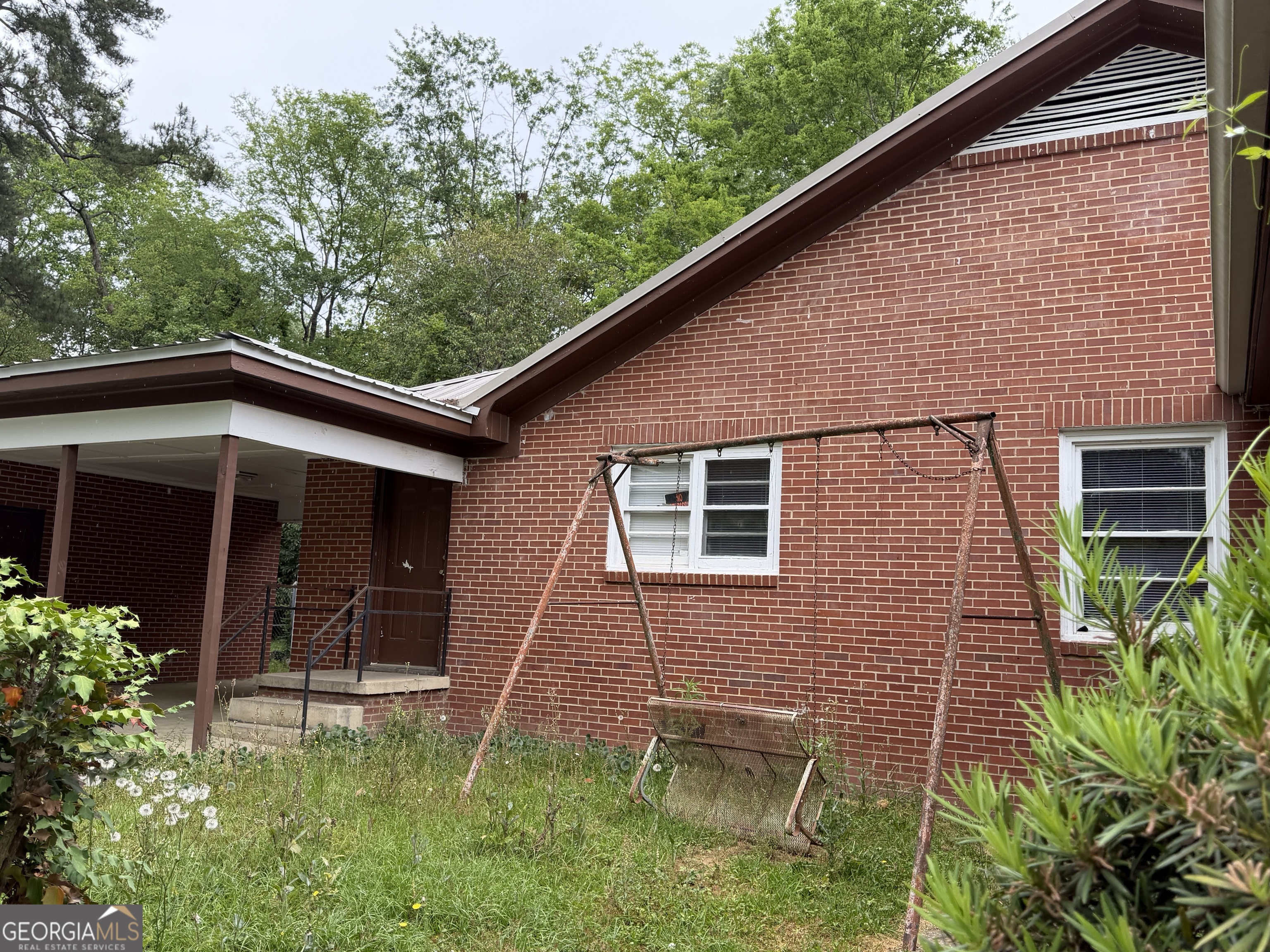 225 West Jessamine Street Fitzgerald, GA 31750 - Photo 13 of 39 a backyard of a house with lots of green space