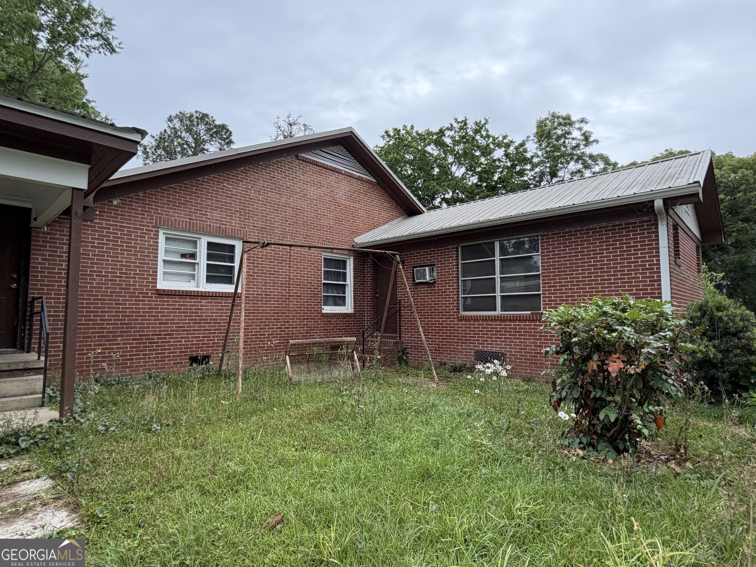 225 West Jessamine Street Fitzgerald, GA 31750 - Photo 14 of 39 a backyard of a house with lots of green space