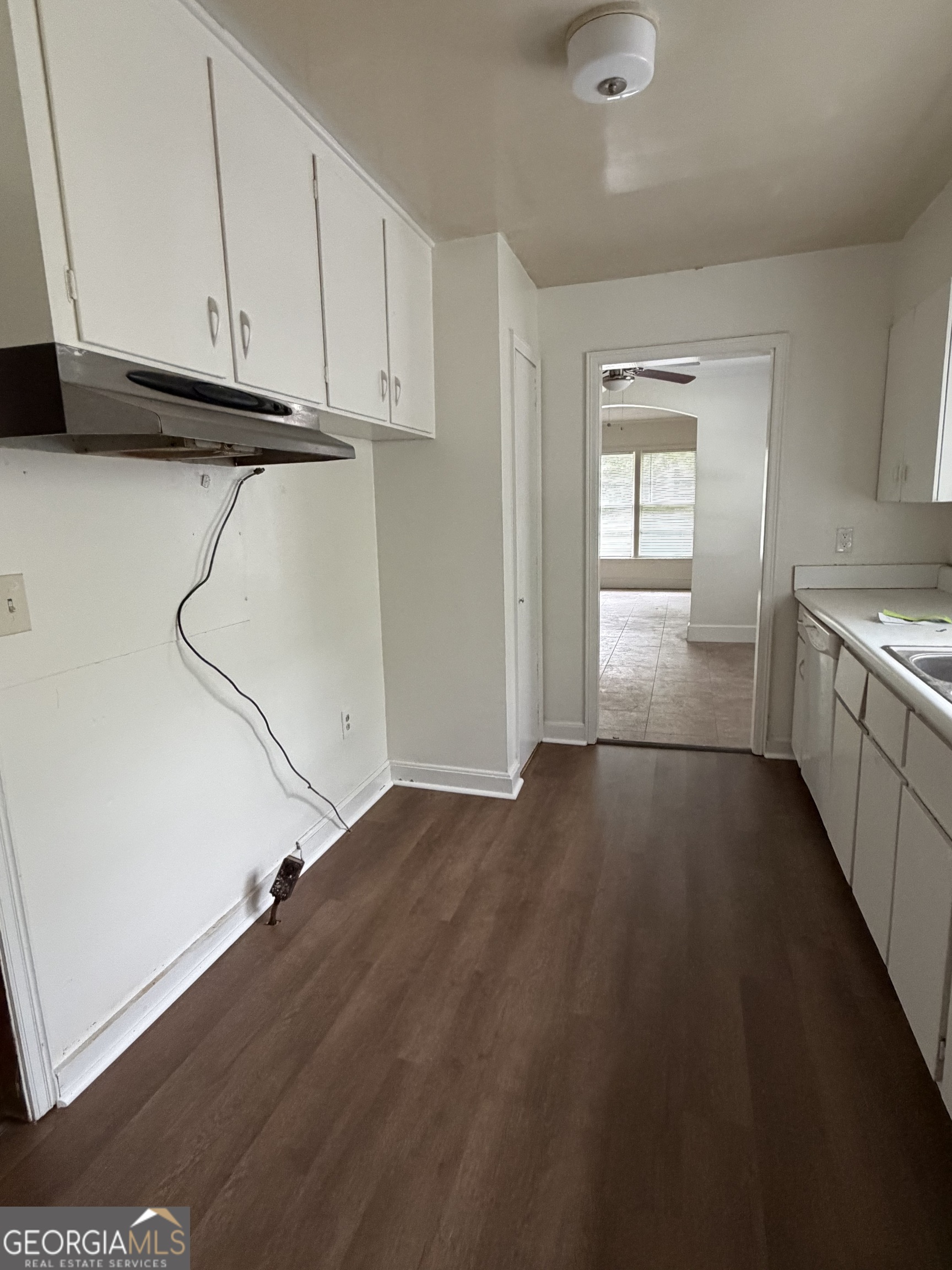 225 West Jessamine Street Fitzgerald, GA 31750 - Photo 17 of 39 a view of a kitchen with electric appliances