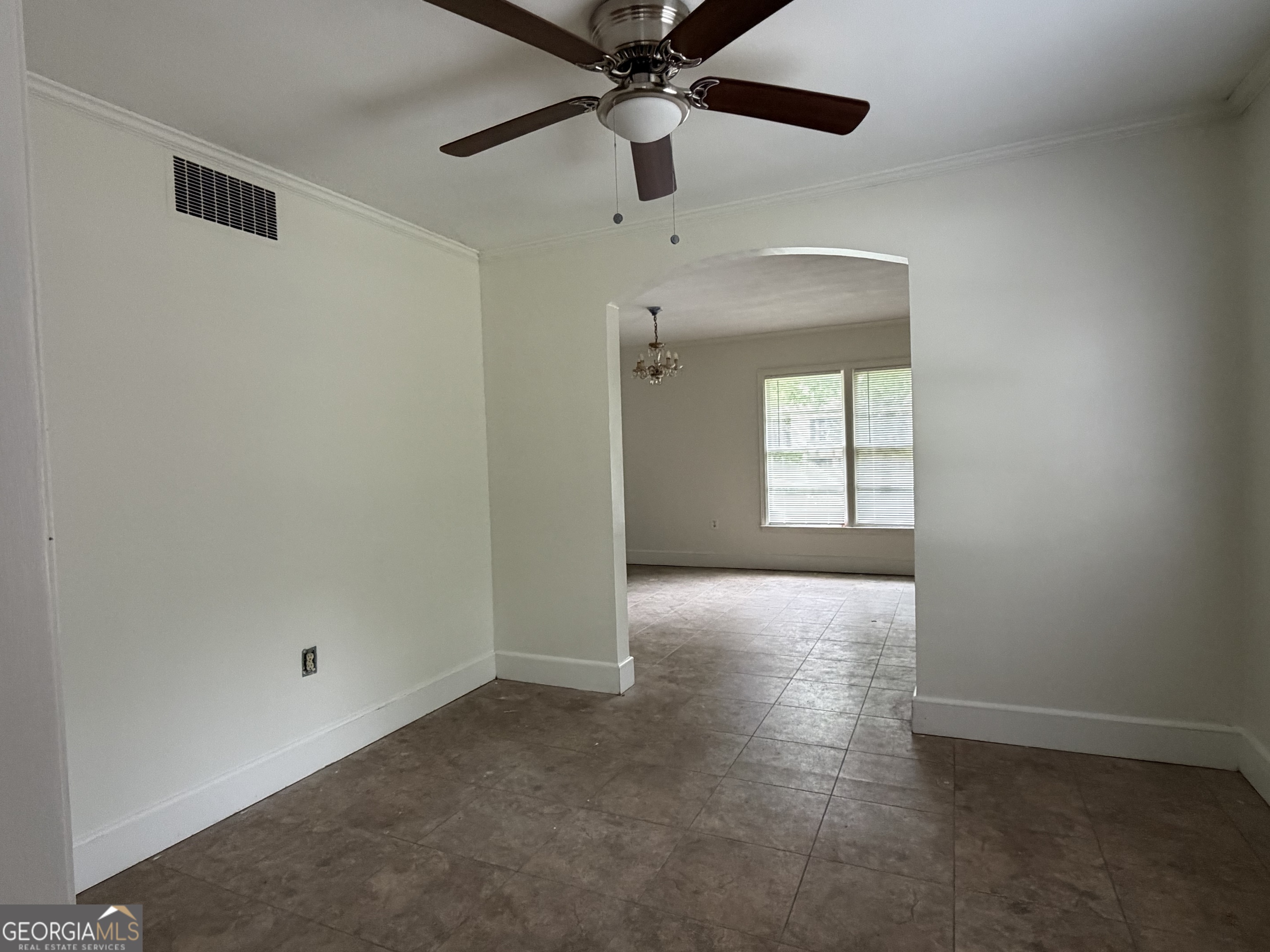 225 West Jessamine Street Fitzgerald, GA 31750 - Photo 19 of 39 a view of an empty room with a window