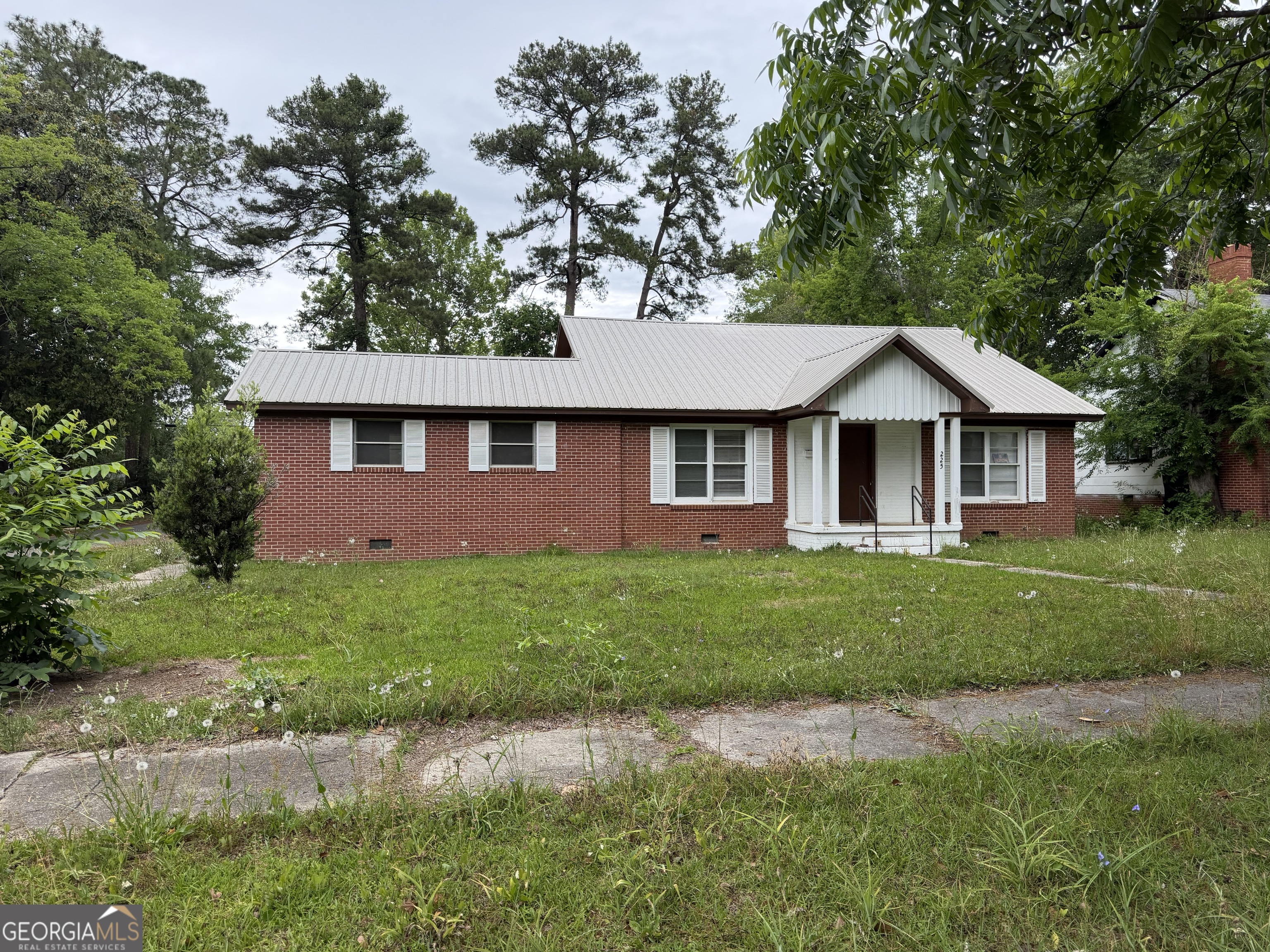 225 West Jessamine Street Fitzgerald, GA 31750 - Photo 2 of 39 a front view of a house with a yard