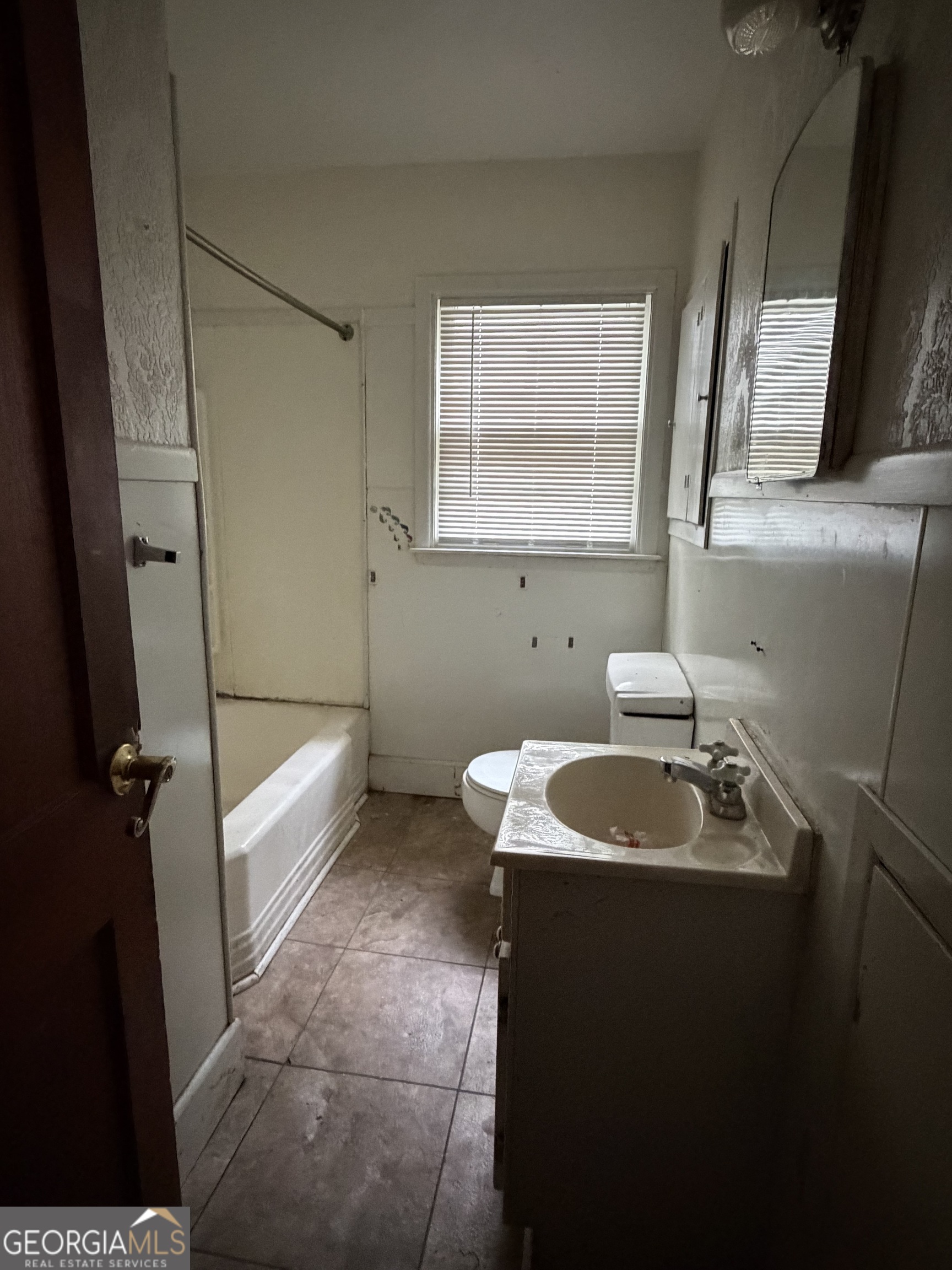225 West Jessamine Street Fitzgerald, GA 31750 - Photo 23 of 39 a bathroom with a sink toilet and tub
