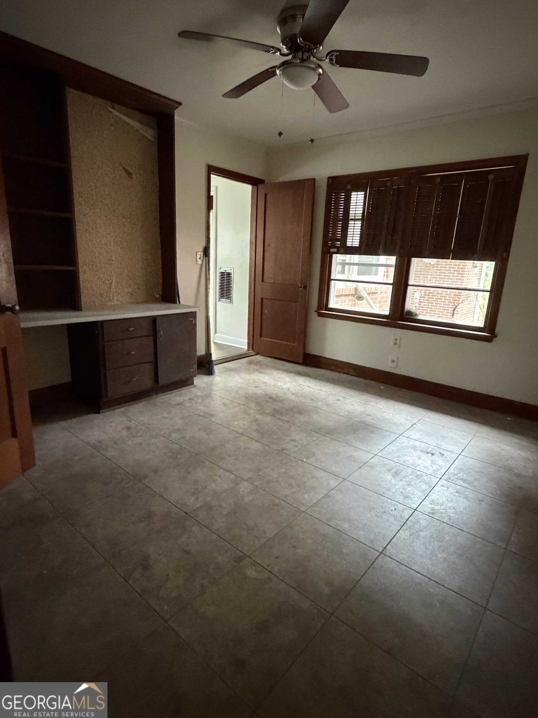 225 West Jessamine Street Fitzgerald, GA 31750 - Photo 27 of 39 a view of an empty room with a window
