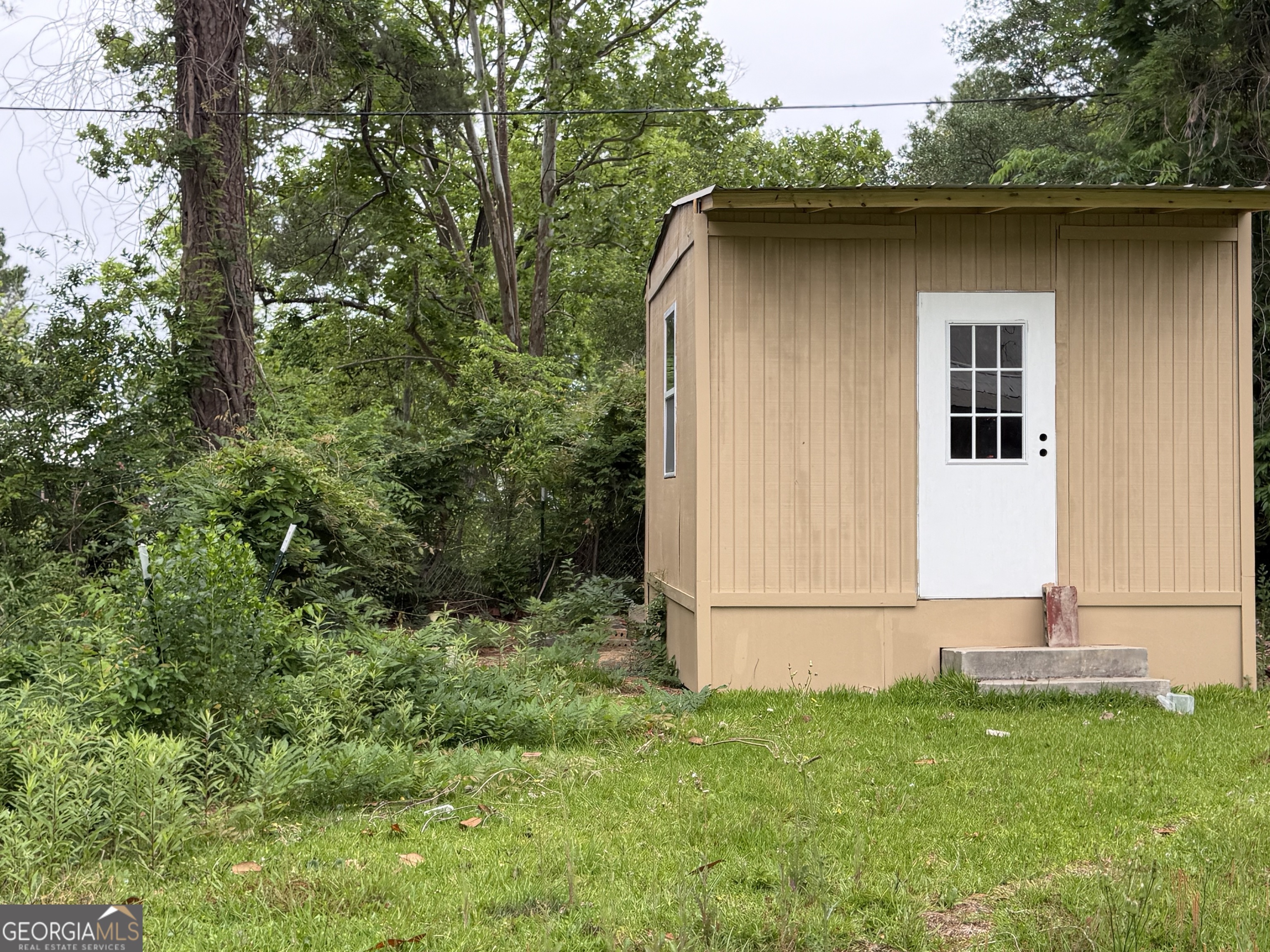 225 West Jessamine Street Fitzgerald, GA 31750 - Photo 32 of 39 a side view of a house with a yard