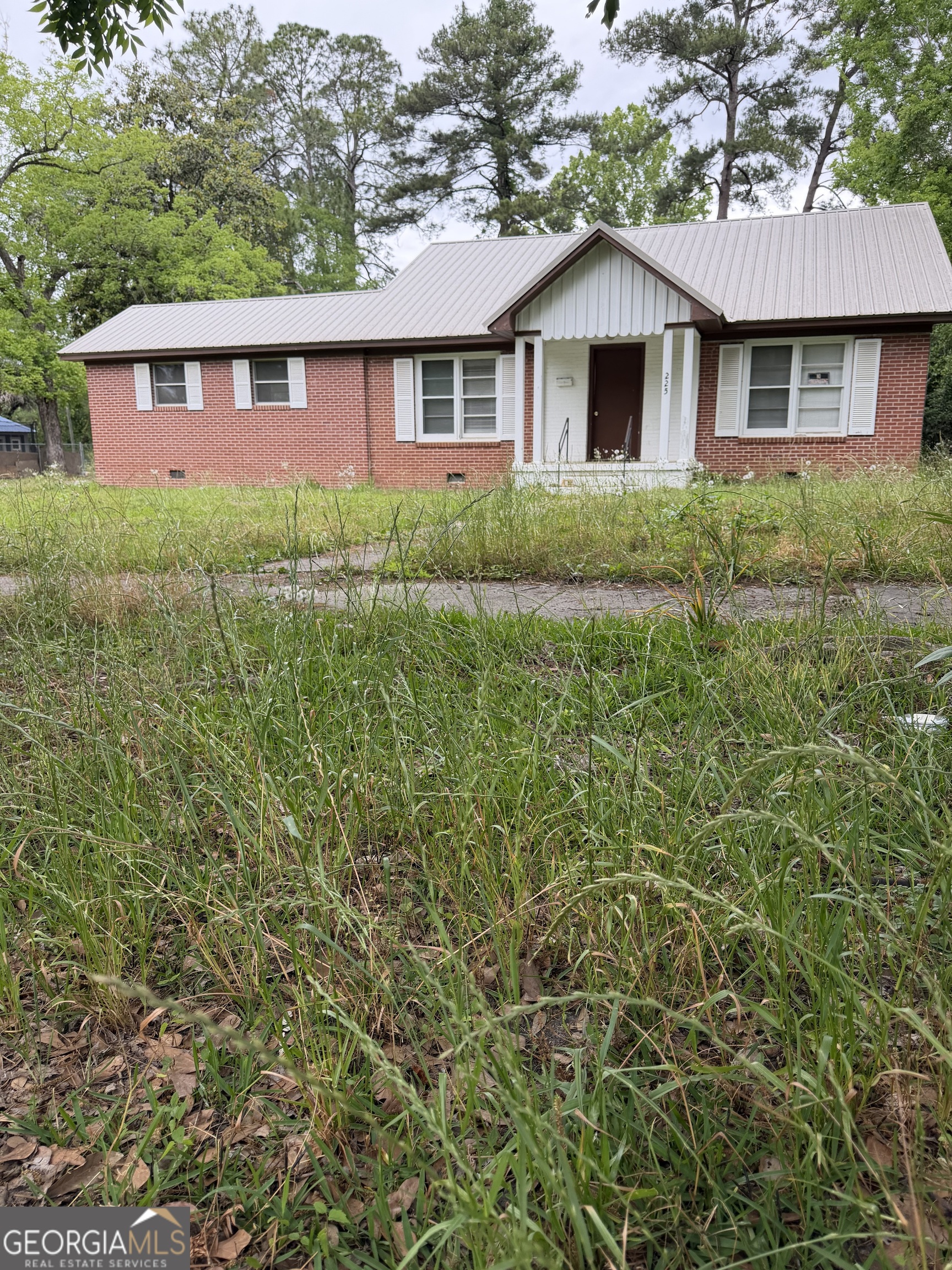 225 West Jessamine Street Fitzgerald, GA 31750 - Photo 4 of 39 a front view of a house with yard and green space