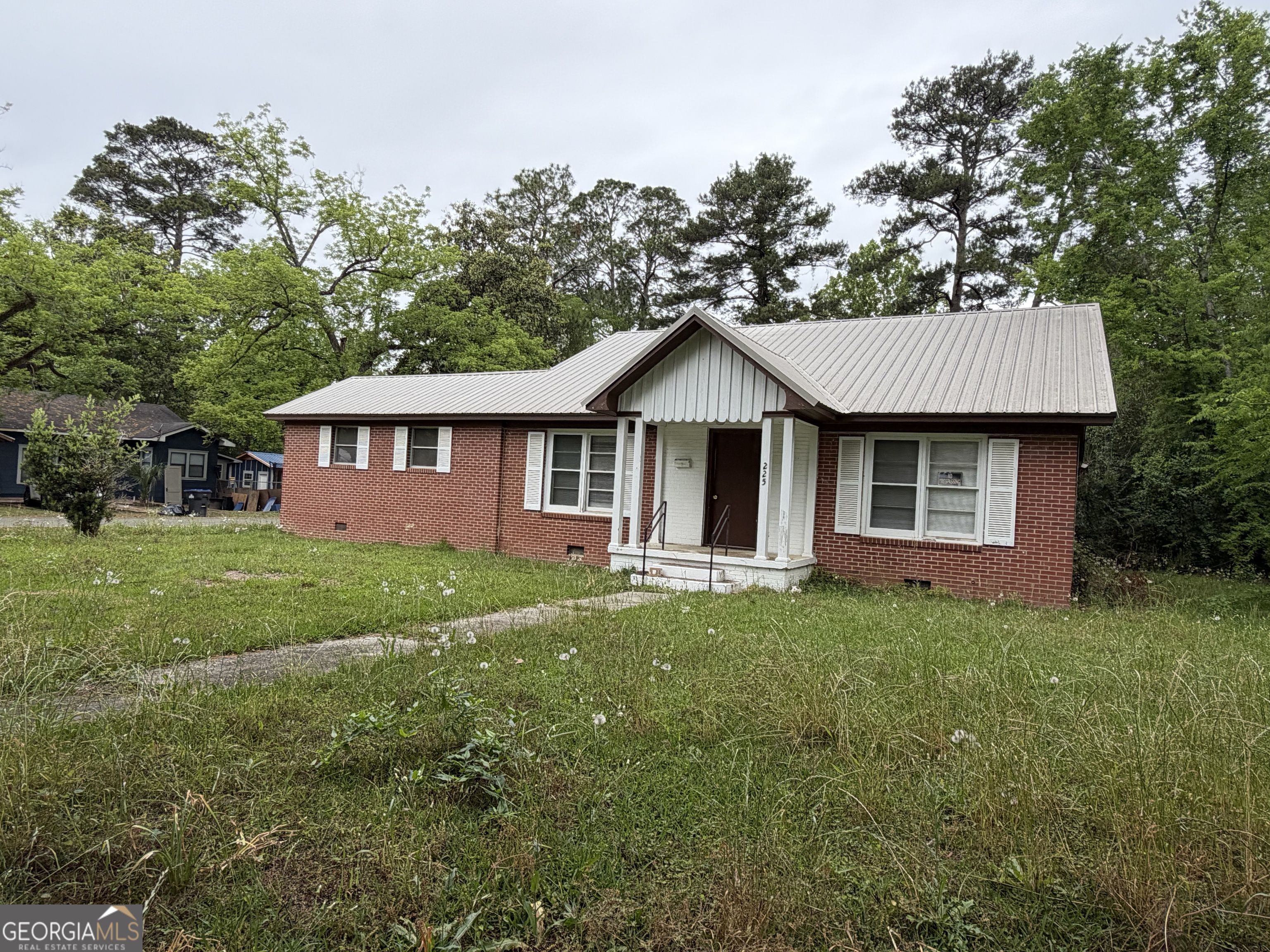 225 West Jessamine Street Fitzgerald, GA 31750 - Photo 5 of 39 a front view of a house with a yard