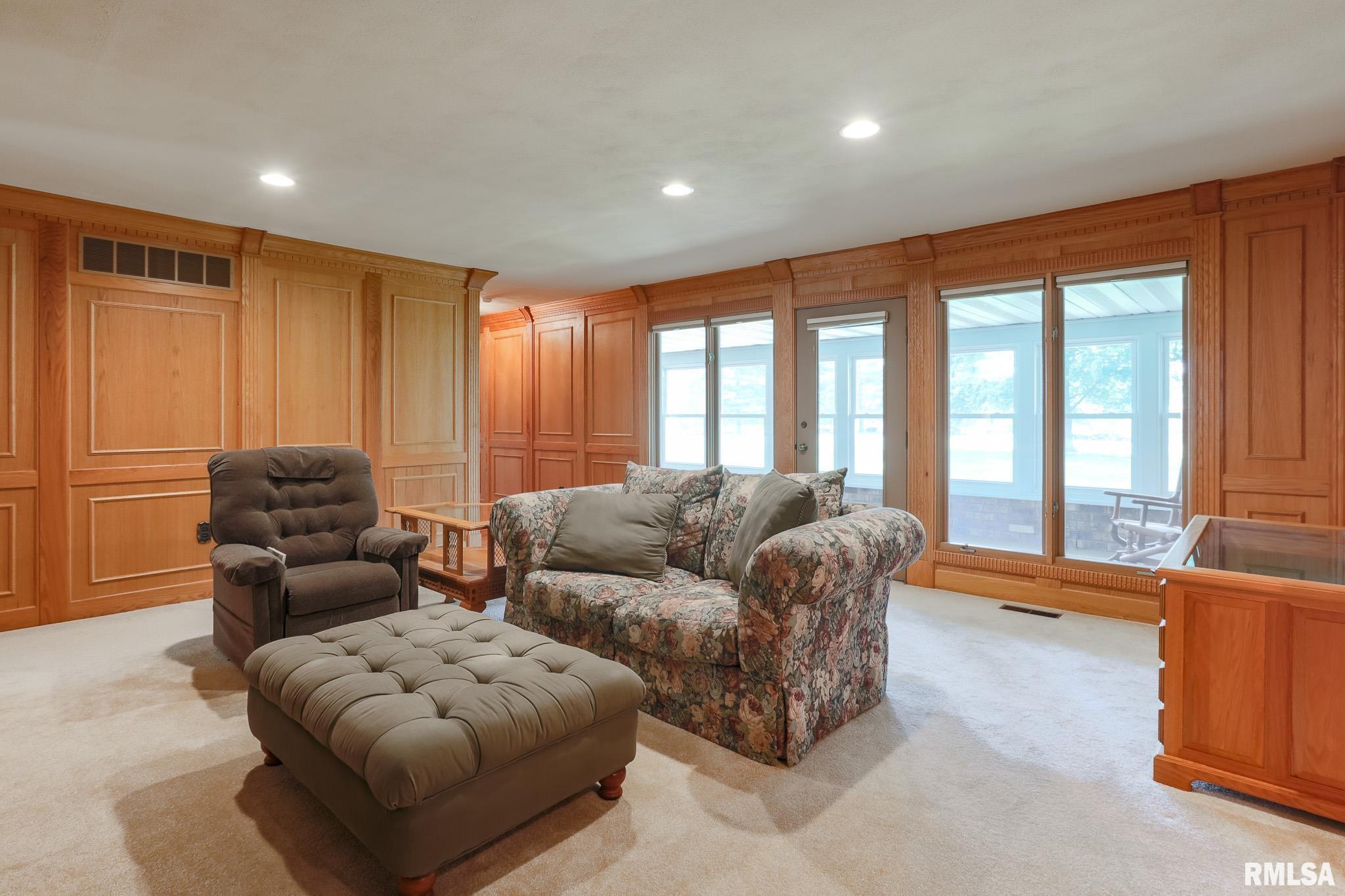 2816 Sheridan Road Pekin, IL 61554 - Photo 12 of 32