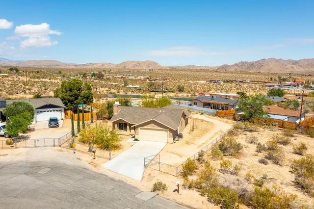 a view of residential houses with outdoor space