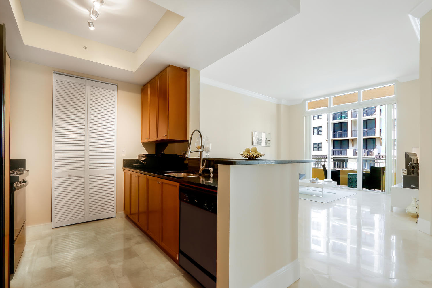 99 Southeast Mizner Boulevard, Unit 537 Boca Raton, FL 33432 - Photo 7 of 16 99 SE Mizner Blvd Unit 537-large-009-4-K