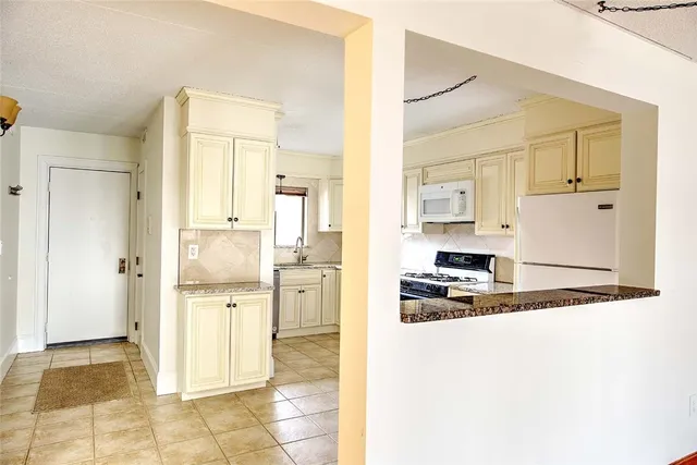 $349,000 | 175 Hoffman Avenue, Unit 102, Cranston, RI 02920