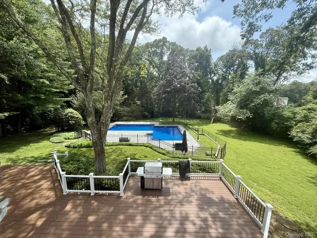 $1,799,000 | 7 Northwood Court, Dix Hills, NY 11746