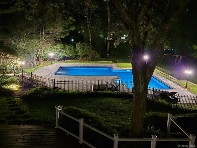 $1,799,000 | 7 Northwood Court, Dix Hills, NY 11746