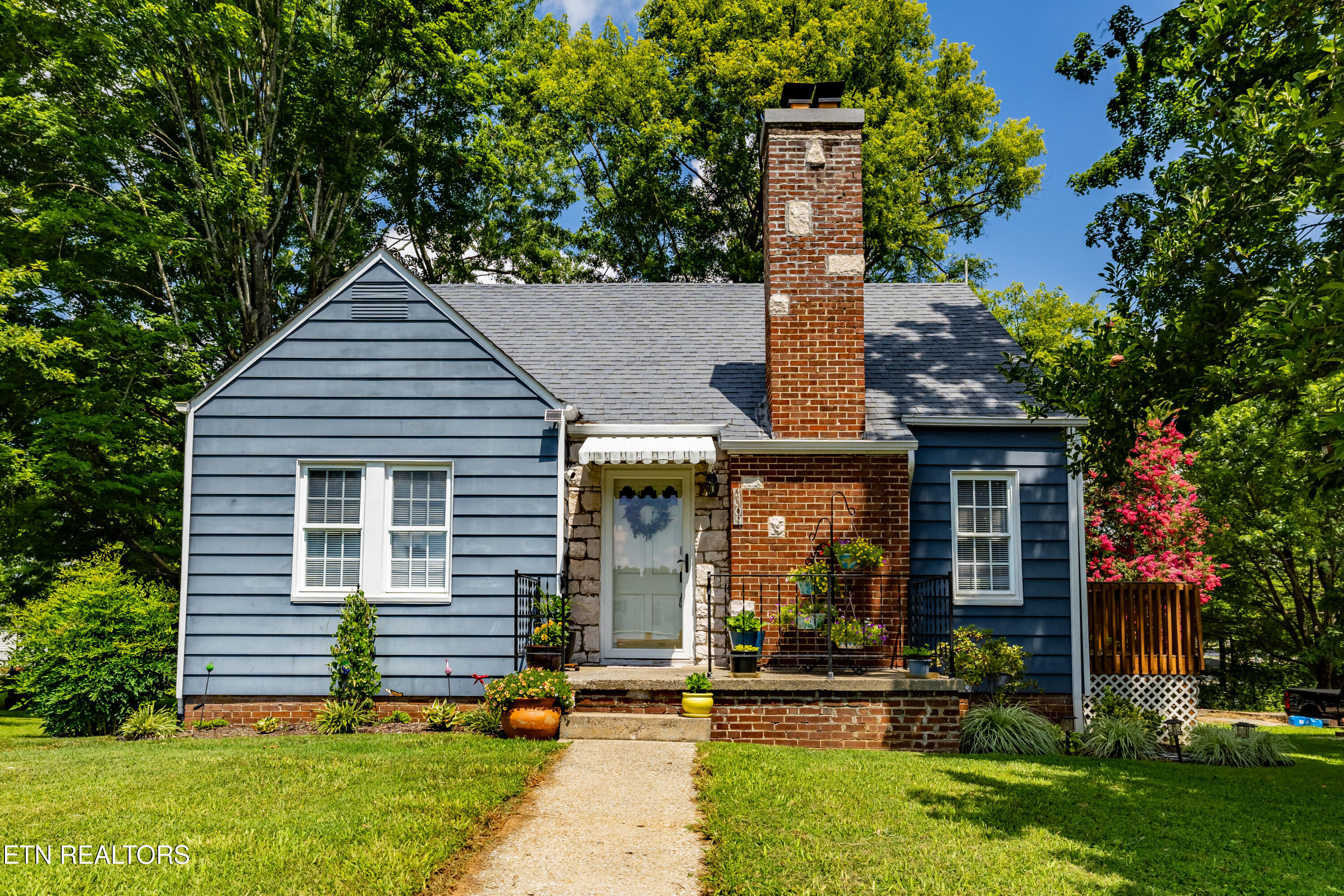 2009 Crest Road Maryville, TN 37804 - Photo 1 of 30 2009CrestRd-3