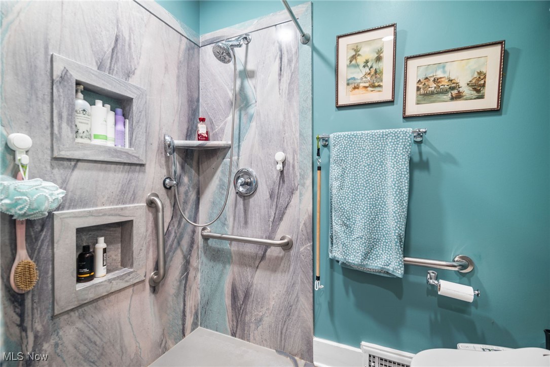1143 Hansford Road Lyndhurst, OH 44124 - Photo 25 of 42 Full Bathroom