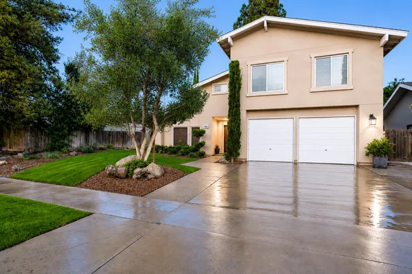 a view of a house with backyard and garden
