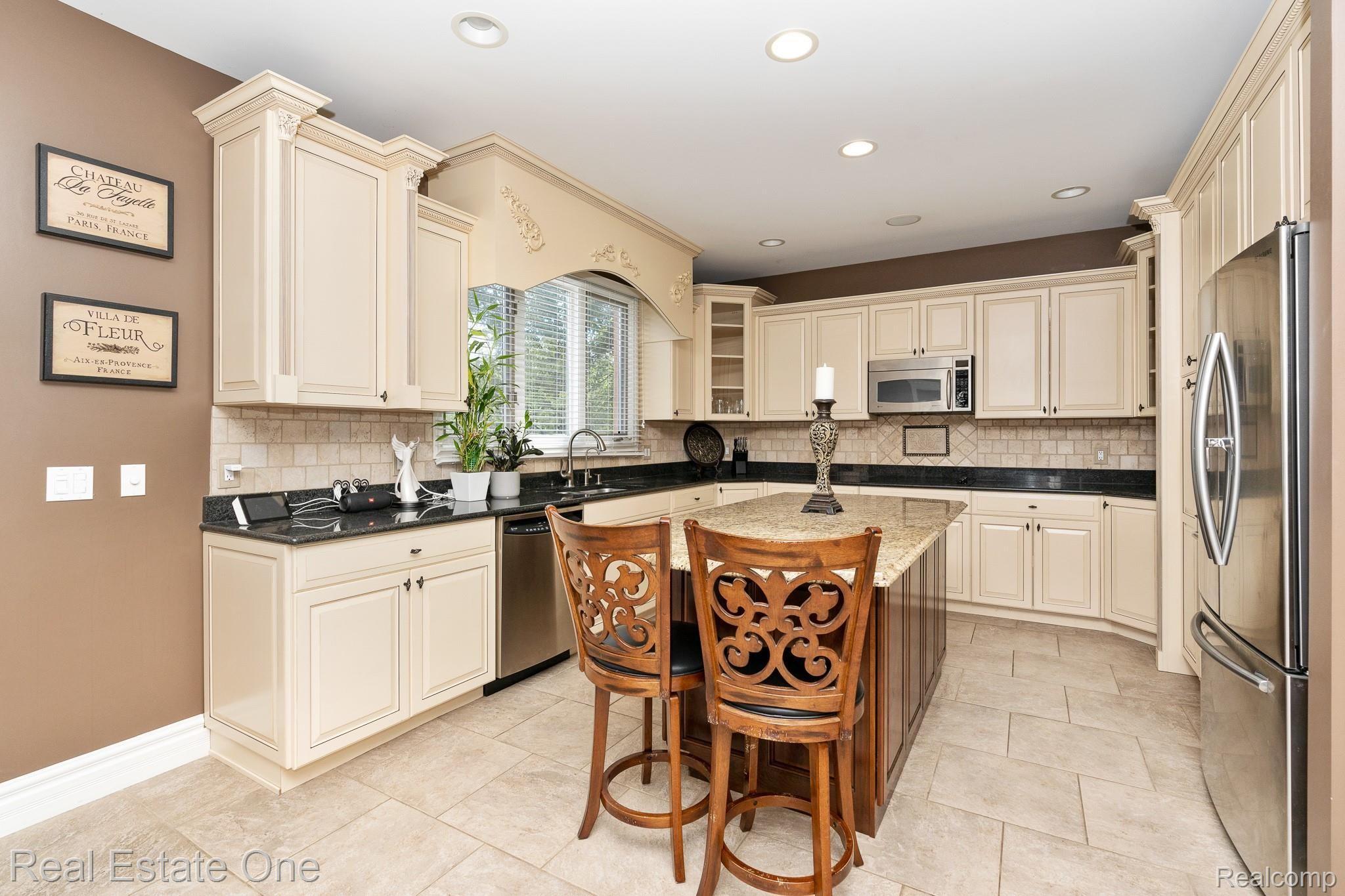 679 Quarry Drive Rochester, MI 48306 - Photo 12 of 54 679 Quarry MLS-W076.jpg