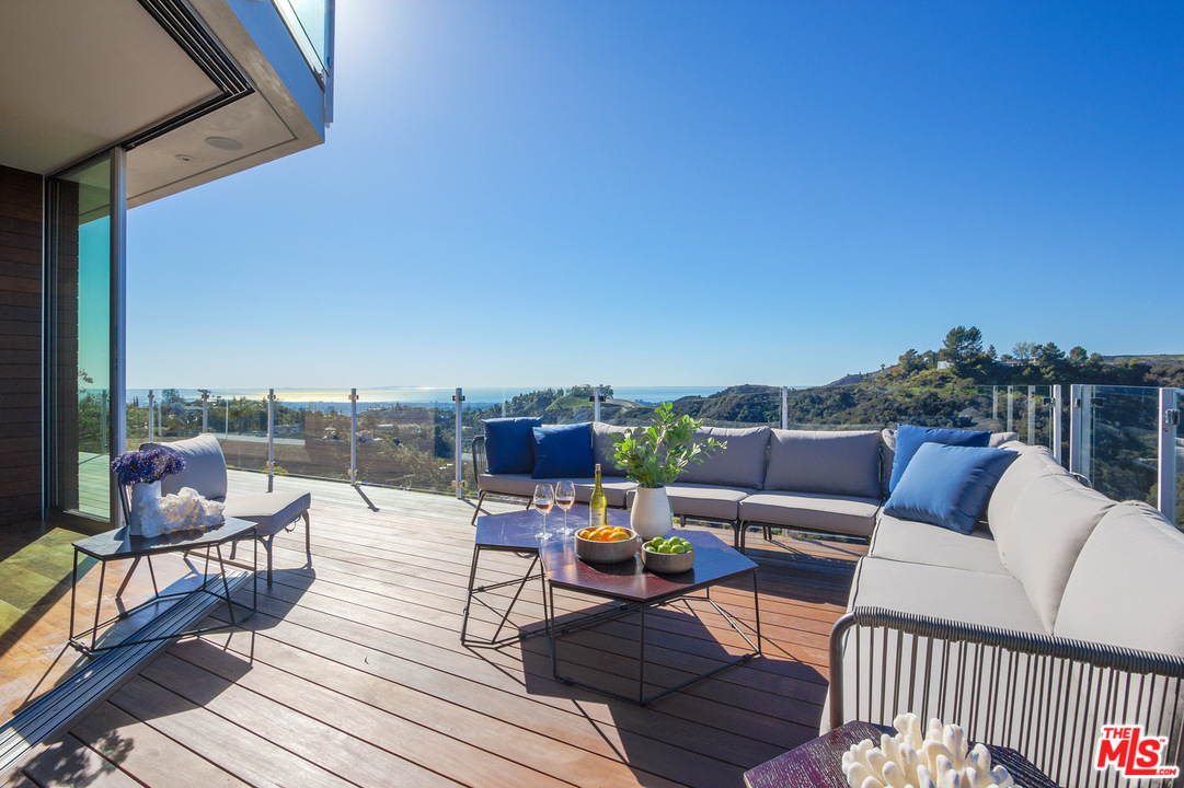 1979 Stradella Road Los Angeles, CA 90077 - Photo 34 of 38 a terrace view with seating space