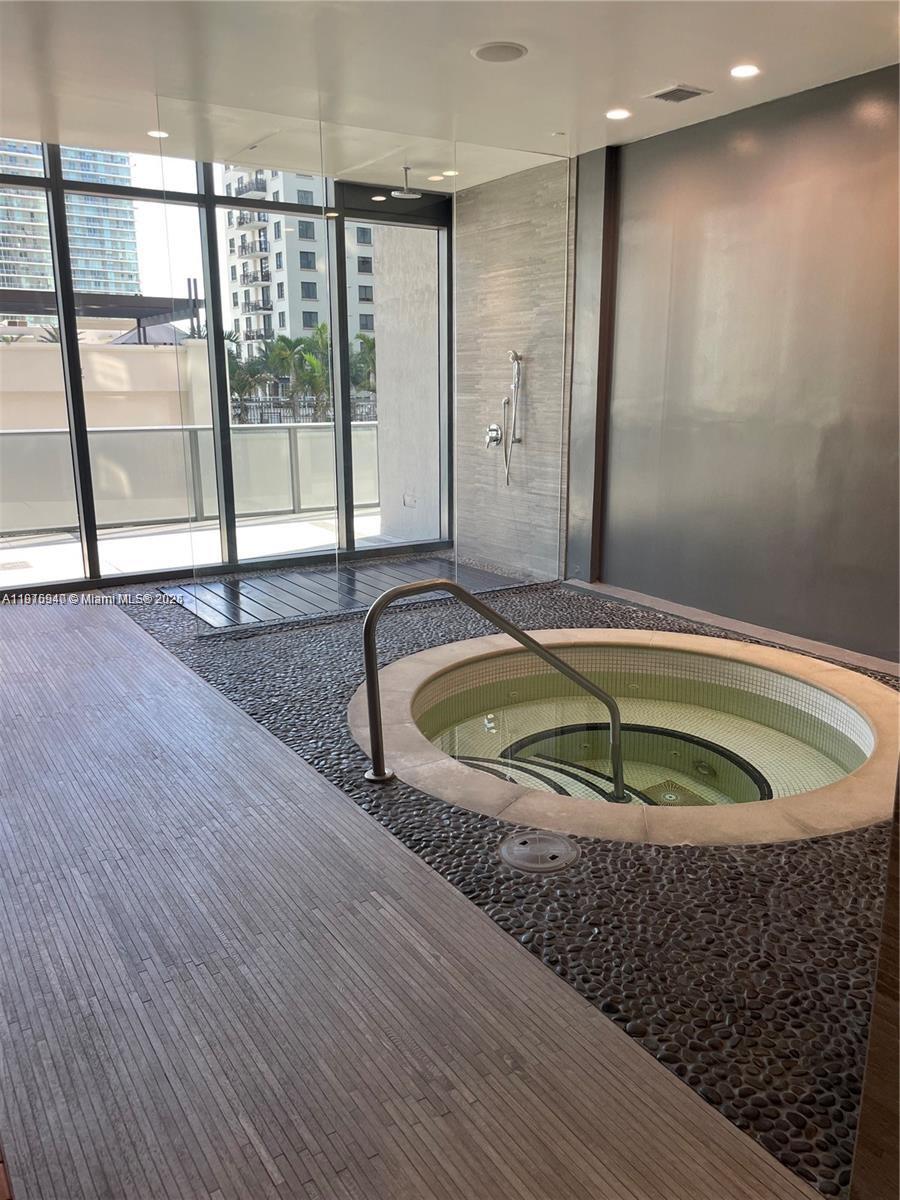 55 Southwest 9th Street, Unit 4304 Miami, FL 33130 - Photo 23 of 32 a view of a tub